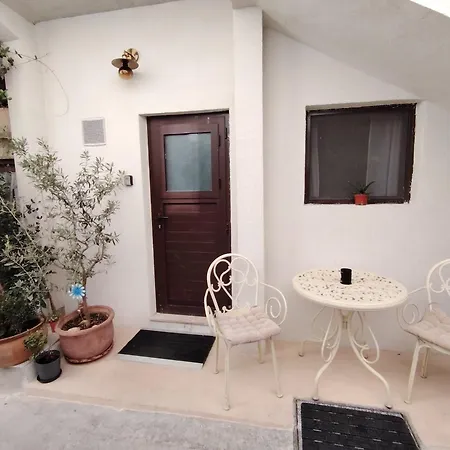 Πανσιόν Veli Varos